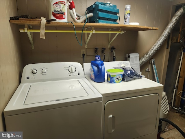 4560 Bossler Rd, Elizabethtown, PA 17022 - laundry room featuring washer and dryer
