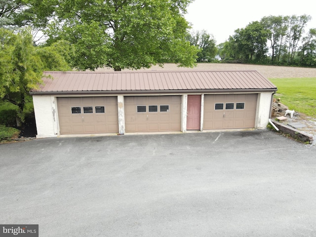 4560 Bossler Rd, Elizabethtown, PA 17022 - view of garage
