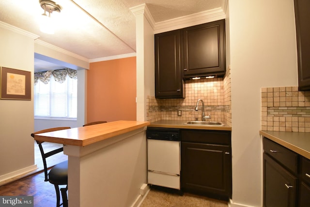80 W Baltimore Ave, Lansdowne, PA 19050 - kitchen with a sink, dishwasher, a kitchen breakfast bar, backsplash, and a peninsula