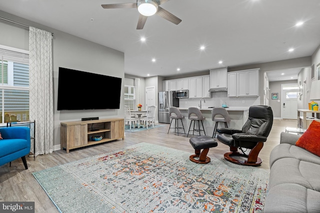 1528 Catbriar Way, Odenton, MD 21113 - living area featuring light wood-type flooring, baseboards, ceiling fan, and recessed lighting