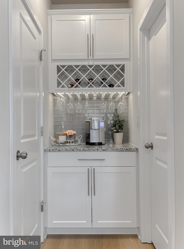 45375 Concord Way, California, MD 20619 - indoor dry bar with tasteful backsplash