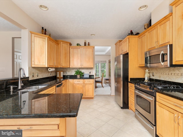 228 Sunset Cir, Cross Junction, VA 22625 - kitchen with stainless steel appliances, a sink, light brown cabinets, a peninsula, and light tile patterned floors
