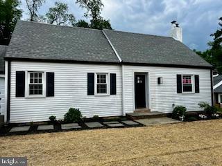 929 Gilbert Rd, Cheltenham, PA 19012 - view of front facade featuring a chimney and a front lawn