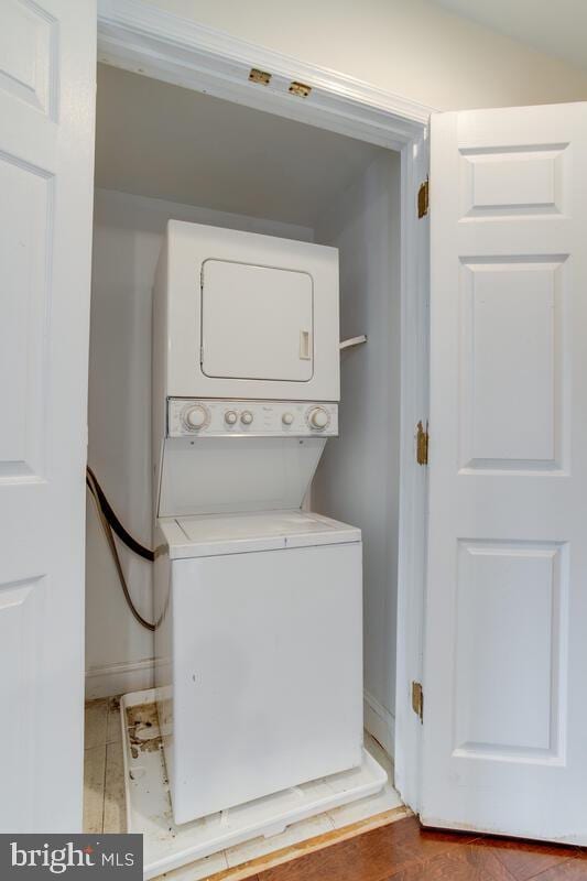 743 W Cross St, Baltimore, MD 21230 - laundry area featuring stacked washing machine and dryer and baseboards