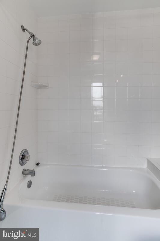 743 W Cross St, Baltimore, MD 21230 - full bath featuring shower / tub combination
