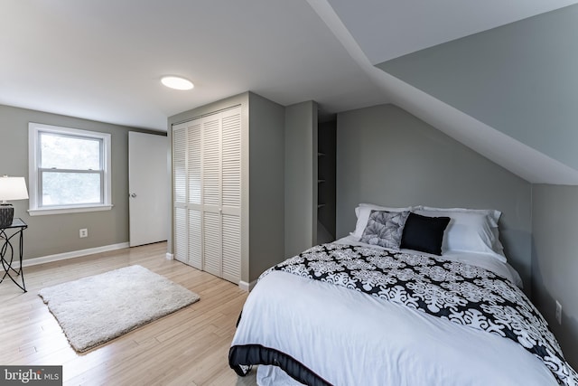 5634 8th Rd N, Arlington, VA 22205 - bedroom with a closet, light wood-style flooring, and lofted ceiling