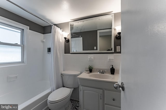 5634 8th Rd N, Arlington, VA 22205 - full bath featuring vanity, shower / bath combo with shower curtain, tile walls, and tasteful backsplash