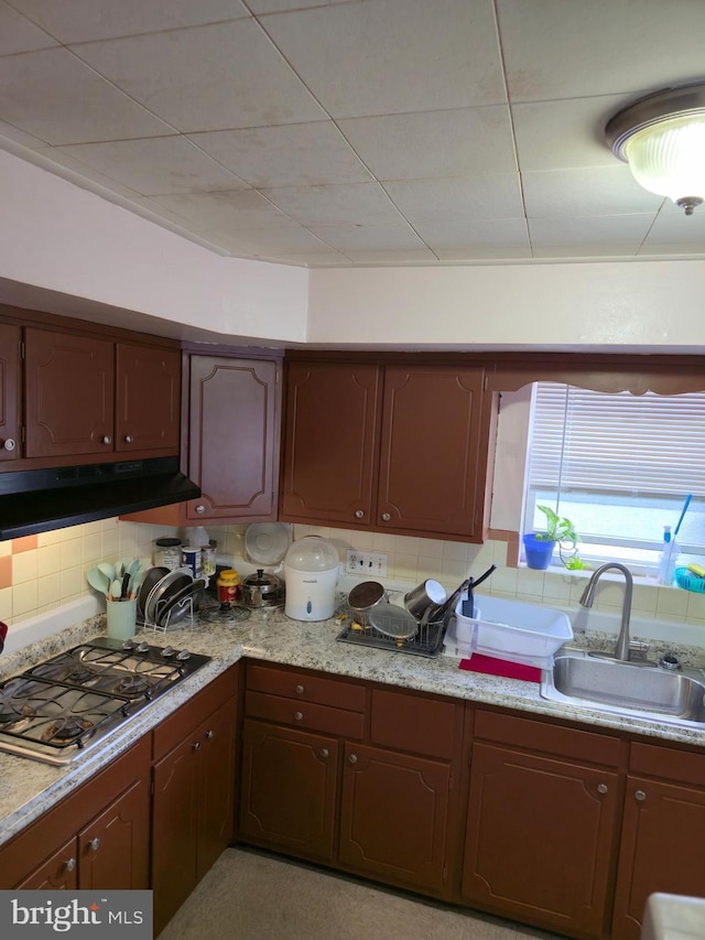 9618 Hoff St, Philadelphia, PA 19115 - kitchen with stainless steel gas stovetop, a sink, tasteful backsplash, and under cabinet range hood