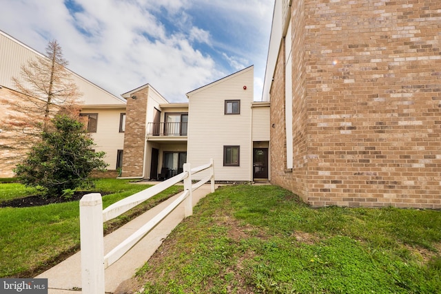 702 Downing Ct, Westampton, NJ 08060 - back of property with a lawn and a balcony