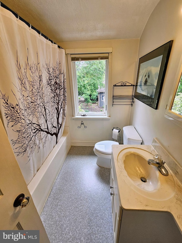 35 Read St, Seaford, DE 19973 - bathroom with a textured ceiling, toilet, vanity, baseboards, and shower / bath combo with shower curtain