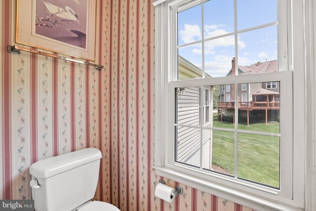 13412 Glen Taylor Ln, Herndon, VA 20171 - half bath featuring wallpapered walls and toilet
