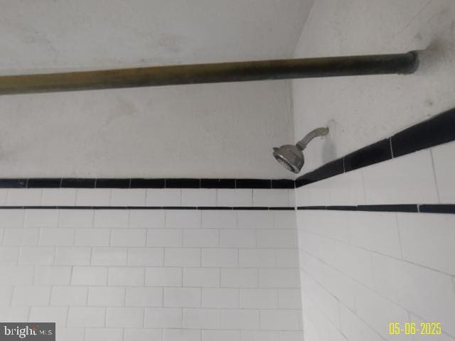 608 Chestnut Hill Ave, Baltimore, MD 21218 - bathroom view of tiled shower