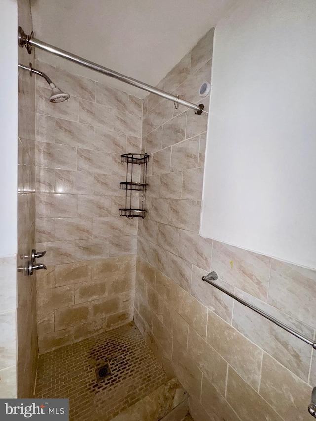 240 W Glenwood Ave, Philadelphia, PA 19140 - full bathroom featuring tiled shower