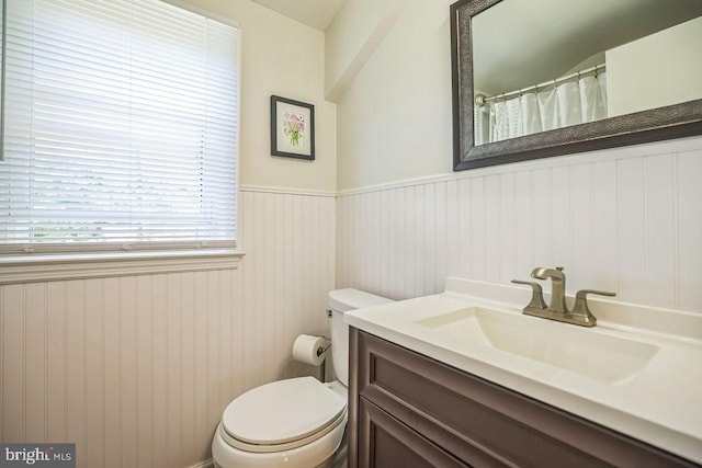 742 Arndt Ave, Riverside, NJ 08075 - full bath with toilet, vanity, wainscoting, and a shower with curtain
