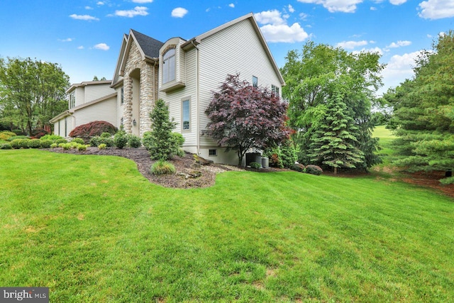 12 Fox Glen Dr, Reading, PA 19608 - view of side of home featuring a yard