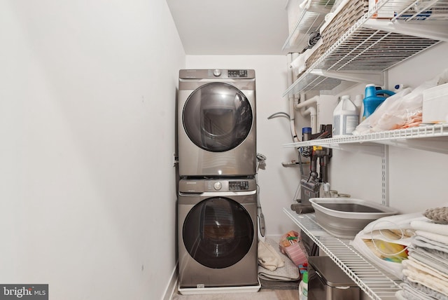 2811 Wharton St, Philadelphia, PA 19146 - laundry area with stacked washing machine and dryer and baseboards