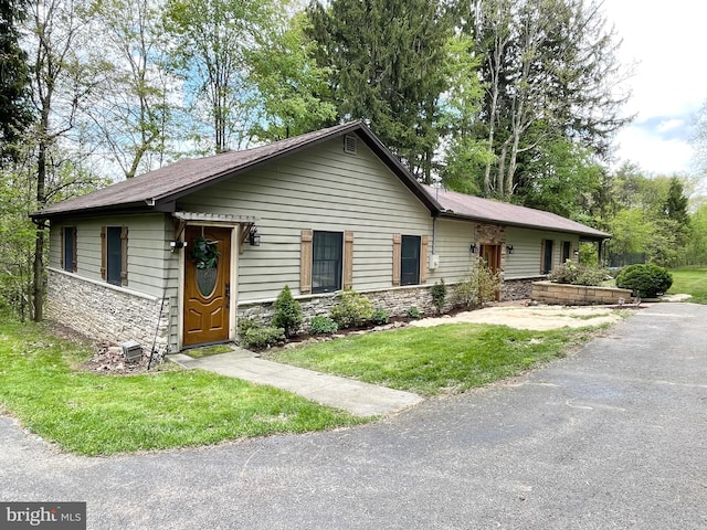 4306 National Pike, Markleysburg, PA 15459 - ranch-style home with stone siding and a front yard