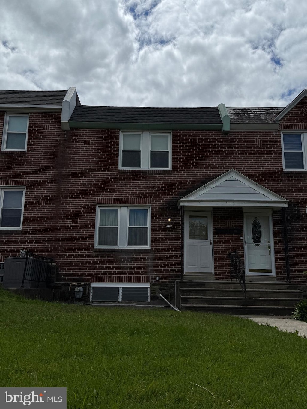3822 Brunswick Ave, Drexel Hill, PA 19026 - view of property featuring a front yard and brick siding