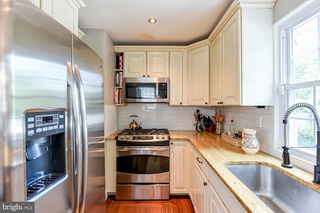 3819 14th St S, Arlington, VA 22204 - kitchen featuring stainless steel appliances, a sink, backsplash, wood finished floors, and recessed lighting