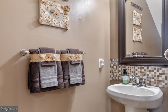7136 Daniel John Dr, Elkridge, MD 21075 - bathroom featuring a sink and tasteful backsplash
