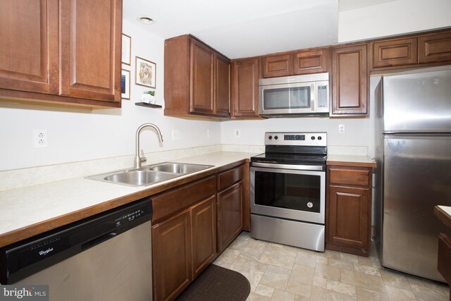 40 Ashley Dr, New Castle, DE 19720 - kitchen with stainless steel appliances, a sink, and light countertops