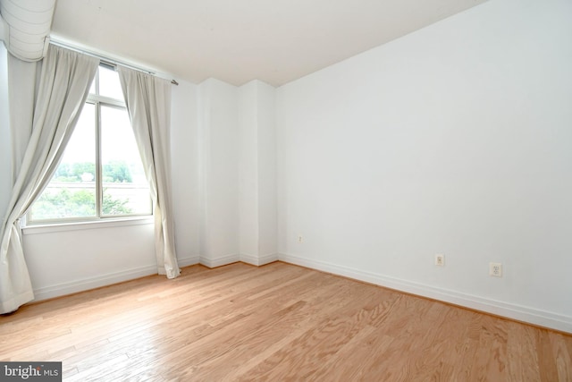 4490 Market Commons Dr Unit 302, Fairfax, VA 22033 - unfurnished room with light wood-type flooring and baseboards