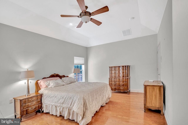 332 Blanketflower Ln, West Windsor, NJ 08550 - bedroom with light wood-style flooring, vaulted ceiling, baseboards, and a ceiling fan