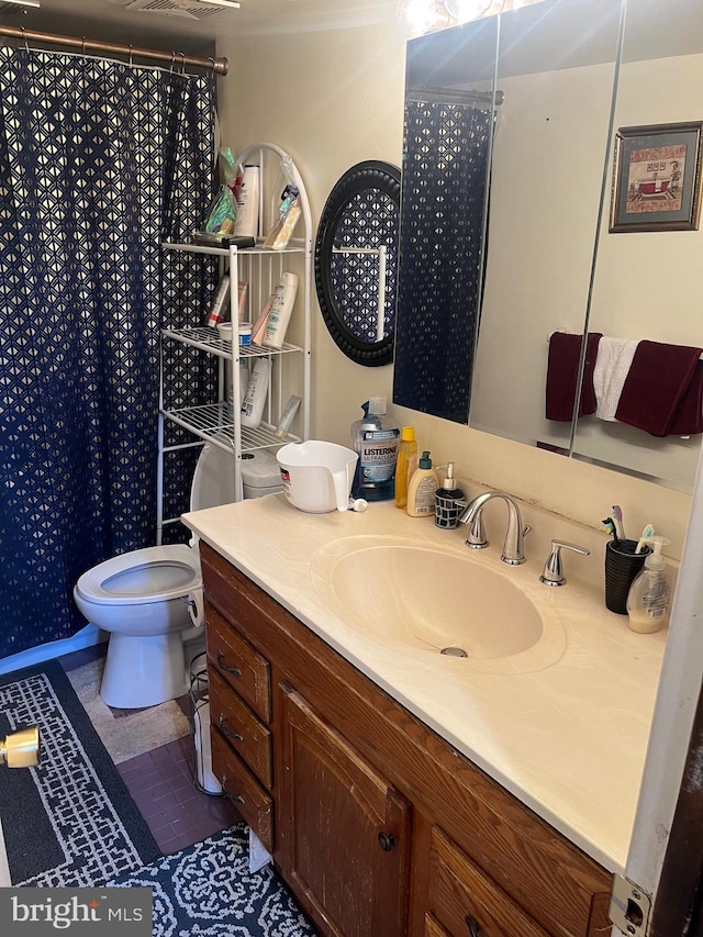 7001 Kepner Ct, Lanham, MD 20706 - full bathroom featuring vanity, toilet, and curtained shower