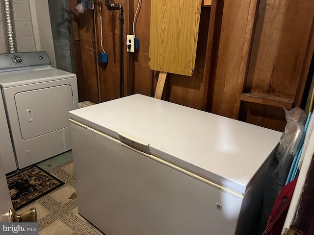 7001 Kepner Ct, Lanham, MD 20706 - washroom with washer and clothes dryer