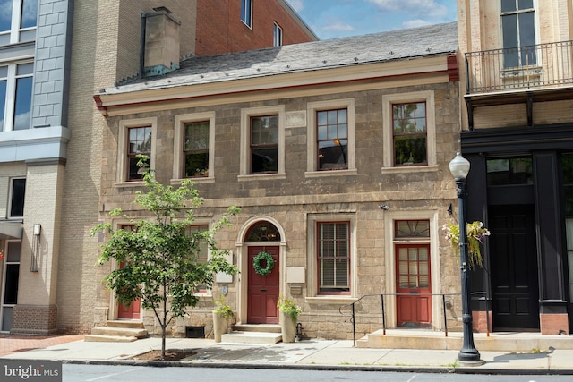 121 E King St, Lancaster, PA 17602 - view of front of house with entry steps