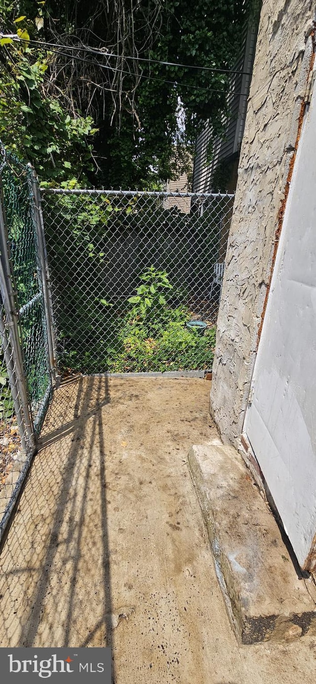2540 W Silver St, Philadelphia, PA 19132 - view of yard