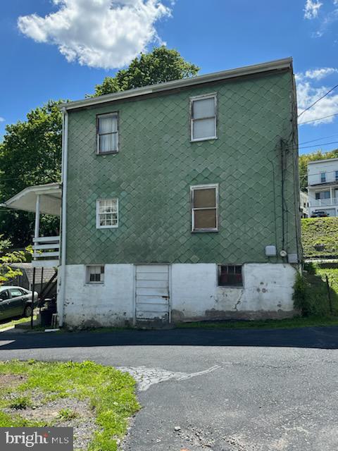 901 W Wade Rd, Saint Clair, PA 17970 - view of side of home