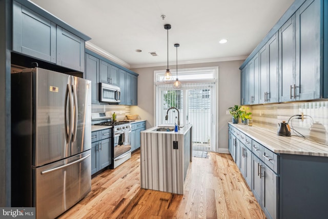 1444 N Myrtlewood St, Philadelphia, PA 19121 - kitchen with appliances with stainless steel finishes, a sink, crown molding, a kitchen island with sink, and tasteful backsplash