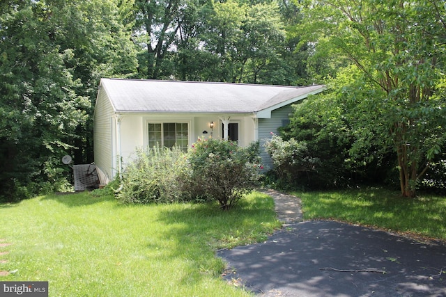 8406 Rainbow Bridge Ln, Springfield, VA 22153 - view of front of property with a front yard