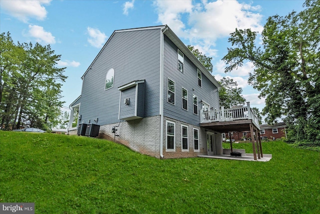 308 Walnut Dr, Fredericksburg, VA 22405 - rear view of property featuring a patio, a yard, and a deck