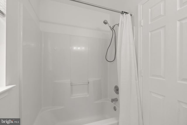 9109 Knox Ct, Laurel, MD 20723 - full bath featuring shower / tub combo with curtain