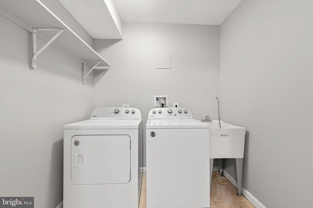 10779 Primrose Ct, Manassas, VA 20109 - laundry area featuring washer and dryer and baseboards