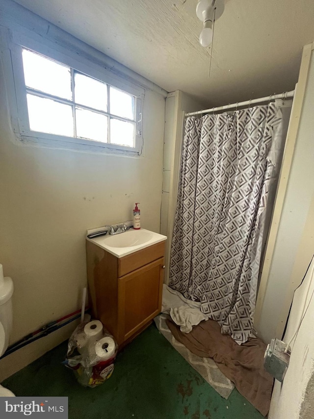 619-621 Riverside Dr, Lewistown, PA 17044 - full bath with toilet, vanity, and a shower with shower curtain