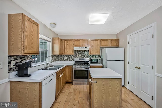 3218 Water Lily Ct, Laurel, MD 20724 - kitchen featuring stainless steel appliances, a sink, light wood-style floors, a center island, and light countertops
