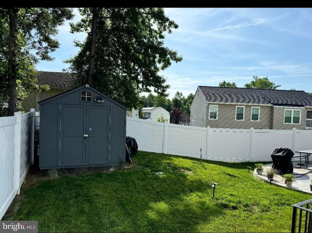 1914 Maemoore Ct, District Heights, MD 20747 - view of yard