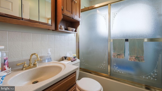 126 Heartwood Rd, Levittown, PA 19056 - full bath featuring bath / shower combo with glass door, toilet, backsplash, and vanity