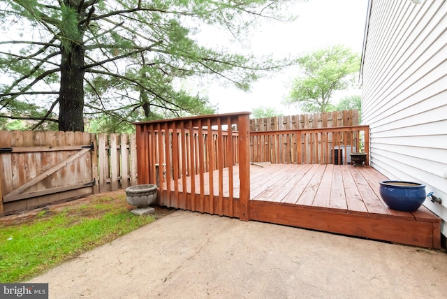 20 Kennebec Ct, Bordentown, NJ 08505 - wooden deck featuring a fenced backyard and a patio