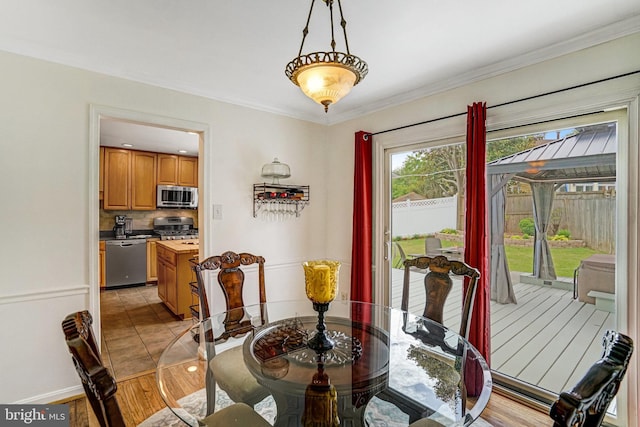 5901 Wivenhoe Ct, Alexandria, VA 22315 - dining room featuring crown molding and baseboards