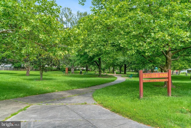 5901 Wivenhoe Ct, Alexandria, VA 22315 - surrounding community featuring a yard
