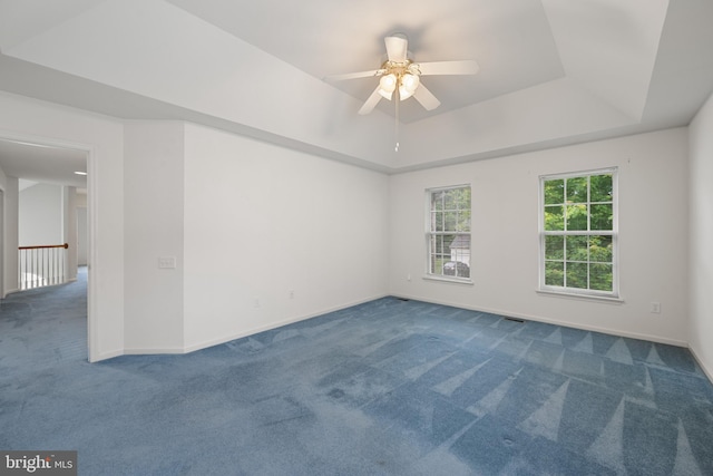 101 Glencoe Ct, Newark, DE 19702 - spare room featuring carpet floors, a tray ceiling, and a ceiling fan