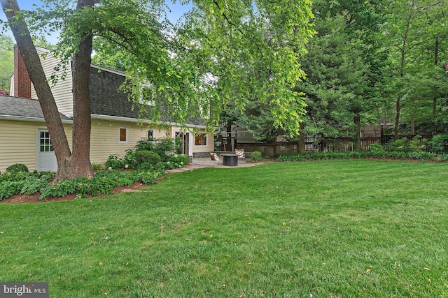2657 Carrollton Rd, Annapolis, MD 21403 - view of yard with a patio