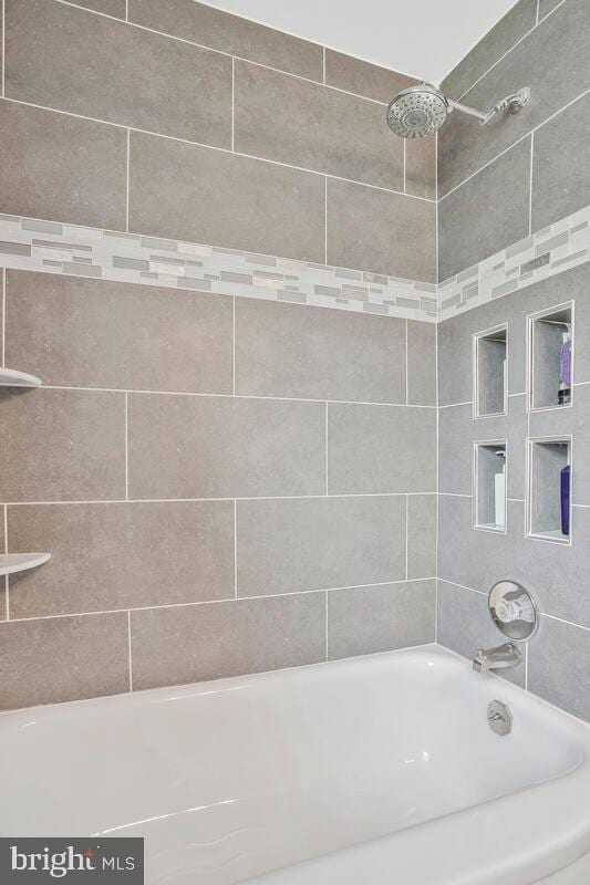 7215 Conley St, Baltimore, MD 21224 - full bath featuring tub / shower combination