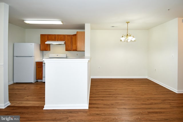 1031 Gardenview Loop Unit 103, Woodbridge, VA 22191 - kitchen with freestanding refrigerator, range, under cabinet range hood, a chandelier, and dark wood-style floors