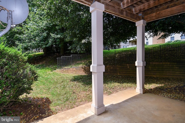 1031 Gardenview Loop Unit 103, Woodbridge, VA 22191 - view of yard with a patio