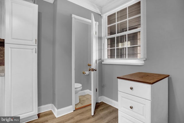 503 W 27th St, Baltimore, MD 21211 - interior space featuring toilet, wood finished floors, baseboards, and ornamental molding